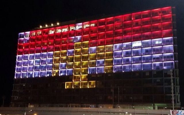Le bâtiment de la mairie de Tel Aviv aux couleurs du drapeau égyptien le 28 mai 2017 en signe de solidarité avec des chrétiens coptes assassinés lors d'un attentat terroriste à côté du Caire la veille. (Crédit : Municipalité de Tel Aviv) Le bâtiment de la mairie de Tel Aviv aux couleurs du drapeau égyptien le 28 mai 2017 en signe de solidarité avec des chrétiens coptes assassinés lors d'un attentat terroriste à côté du Caire la veille. (Crédit : Municipalité de Tel Aviv)