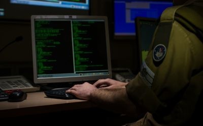 Un soldat de la division C4I de l'armée israélienne devant un ordinateur. Illustration. (Crédit : unité des porte-paroles de l'armée israélienne)