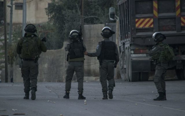 La police des frontières après une attaque au couteau près d'Abu Dis, un village de Jérusalem Est, le 10 novembre 2015. Illustration. (Crédit : police israélienne) La police des frontières après une attaque au couteau près d'Abu Dis, un village de Jérusalem Est, le 10 novembre 2015. Illustration. (Crédit : police israélienne)