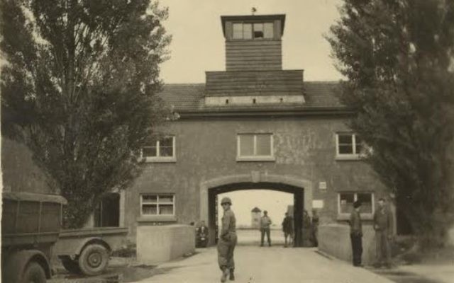 Une photo prise par Sus Ito, derrière laquelle il est écrit "le camp de prisonniers de Dachau (Crédit :Sus Ito Collection, Japanese American National Museum) Une photo prise par Sus Ito, derrière laquelle il est écrit "le camp de prisonniers de Dachau (Crédit :Sus Ito Collection, Japanese American National Museum)