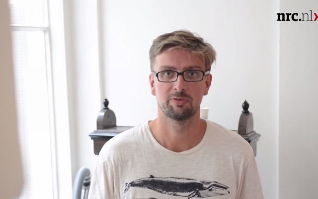 Capture d'écran de la vidéo de Derk Walters, un journaliste néerlandais pour le quotidien NRC Handelsblad (Crédit : YouTube / NRC) Capture d'écran de la vidéo de Derk Walters, un journaliste néerlandais pour le quotidien NRC Handelsblad (Crédit : YouTube / NRC)