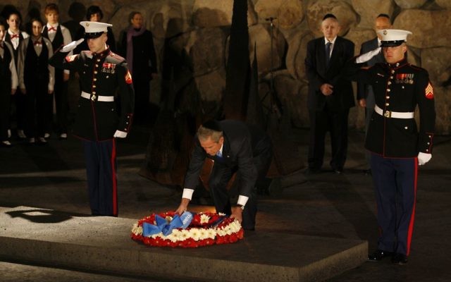 Le président américain George W Bush dépose une gerbe de fleurs à la mémoire des six millions de victimes juives de la Shoah, à Yad Vashem, à Jérusalem, le 11 janvier 2008. (Crédit : Michal Fattal/Flash90)