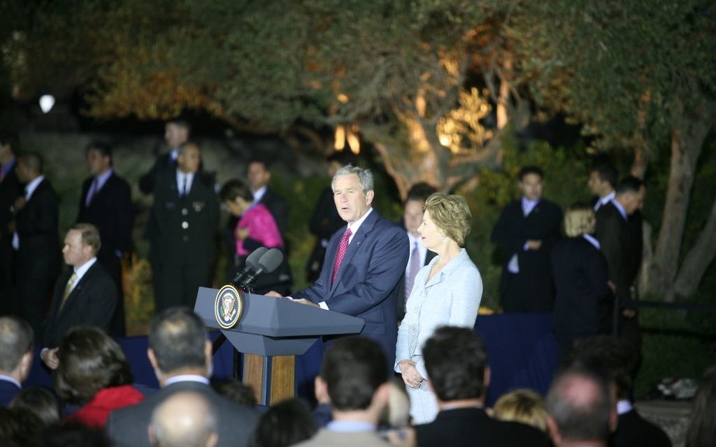 Le président américain George W. Bush et son épouse Laura Bush au musée d'Israël à Jérusalem, en 2008. (Crédit : Yossi Zamir/Flash90)
