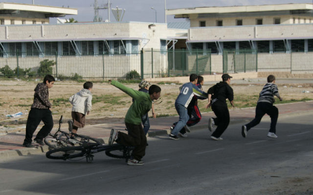 Des enfants israéliens se précipitent vers un abri pendant une alarme à la roquette provenant de la bande de Gaza, le 8 janvier 2009. (Crédit : Anna Kaplan/Flash90) Des enfants israéliens se précipitent vers un abri pendant une alarme à la roquette provenant de la bande de Gaza, le 8 janvier 2009. (Crédit : Anna Kaplan/Flash90)