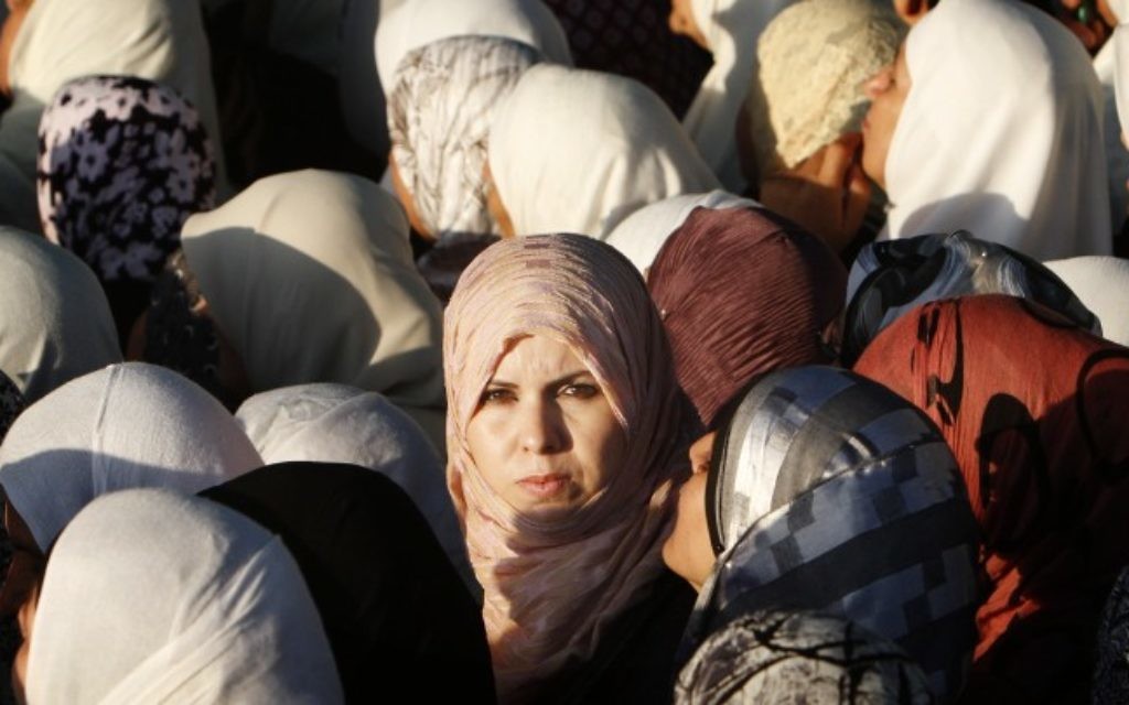 Photo d'illustration de femmes musulmanes réunies pour les prières du Ramadan à Jérusalem (Crédit : Miriam Alster/Flash90)