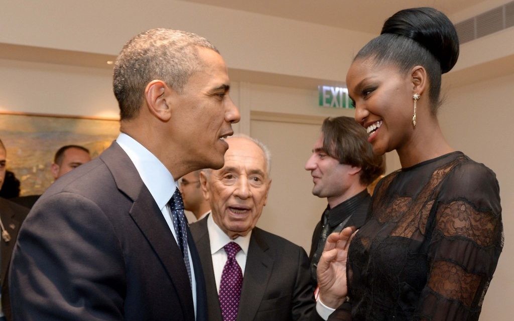 Le président Barack Obama, à gauche, avec Yityish 'Titi' Aynaw, 21 ans, première Israélienne née en Ethiopie à devenir Miss Israël, avec Shimon Peres, à la résidence présidentielle de Jérusalem, le 21 mars 2013. (Crédit : Avi Ohayon/Flash90)