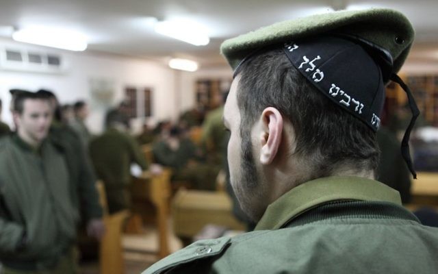 Soldats ultra-orthodoxes sur la base militaire Peles dans la vallée du Jourdain. Illustration. (Crédit : Yaakov Naumi/Flash90)