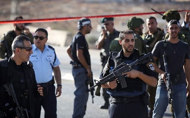 Forces de sécurité israéliennes au checkpoint Hizme, au nord de Jérusalem, le 21 octobre 2015. Illustration. (Crédit : Yonatan Sindel/Flash90) Forces de sécurité israéliennes au checkpoint Hizme, au nord de Jérusalem, le 21 octobre 2015. Illustration. (Crédit : Yonatan Sindel/Flash90)