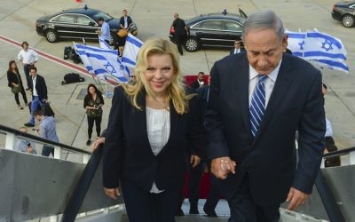 Le Premier ministre Benjamin Netanyahu et son épouse Sara embarquent pour une visite officielle en Afrique, le 4 juillet 2016. (Crédit : Kobi Gideon/GPO)