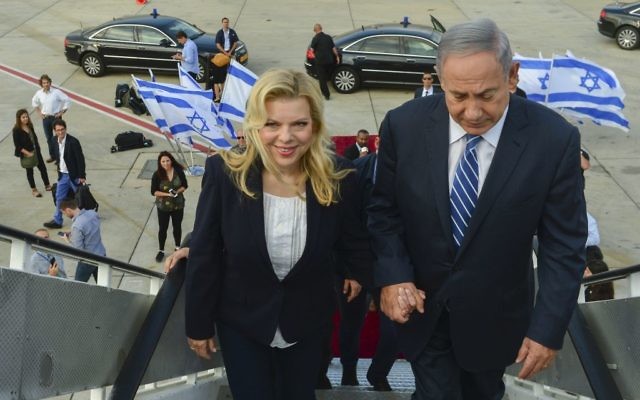 Le Premier ministre Benjamin Netanyahu et son épouse Sara embarquent pour une visite officielle en Afrique, le 4 juillet 2016. (Crédit : Kobi Gideon/GPO)