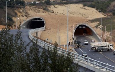 La vue des nouveaux tunnels de Harel sur la Route 1, l'autoroute reliant Tel Aviv et Jérusalem, le 19 janvier 2017 (Crédit : Yossi Zamir/Flash90)