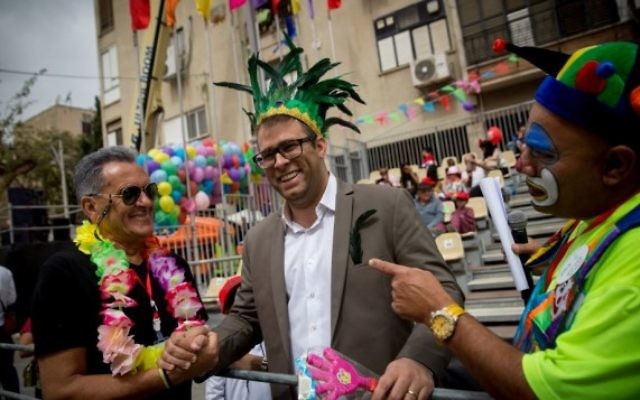Oren Hazan, député du Likud au défilé de Pourim de Holon, le plus grand défilé du pays, le 12 mars 2017. (Crédit : Miriam Alster/Flash90) Oren Hazan, député du Likud au défilé de Pourim de Holon, le plus grand défilé du pays, le 12 mars 2017. (Crédit : Miriam Alster/Flash90)