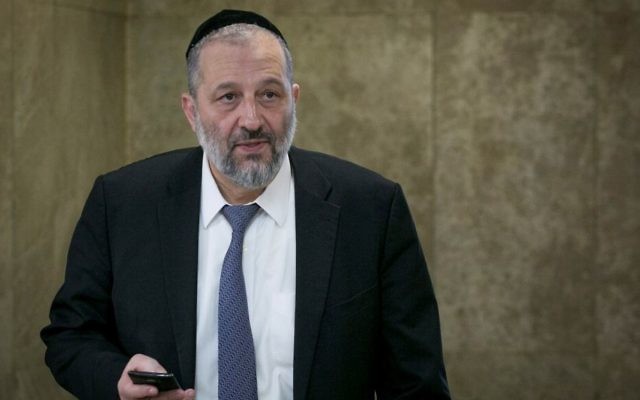 Le ministre de l'Intérieur, Aryeh Deri, arrive à la réunion hebdomadaire du cabinet dans les bureaux du Premier ministre à Jérusalem, le 9 avril 2017. (Crédit : Ohad Zwigenberg/Pool)