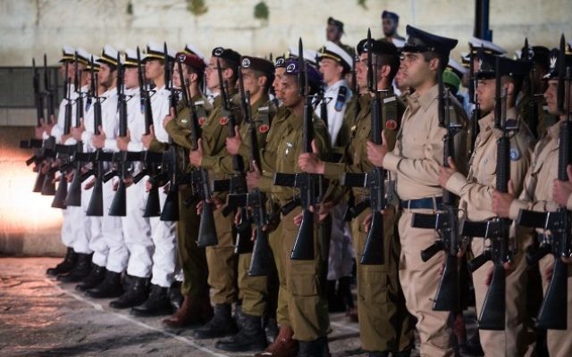 Soldats au garde-à-vous pendant une cérémonie de Yom HaZikaron au mur Occidental, le lieu le plus saint du judaïsme, dans la Vieille Ville de Jérusalem, le 30 avril 2017. (Crédit : Hadas Parush/Flash90) Soldats au garde-à-vous pendant une cérémonie de Yom HaZikaron au mur Occidental, le lieu le plus saint du judaïsme, dans la Vieille Ville de Jérusalem, le 30 avril 2017. (Crédit : Hadas Parush/Flash90)