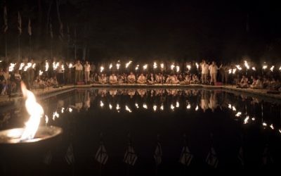 Israël Ron Arad, un petit nouveau dans le mouvement scout déjà déjà bien implanté en Israël. Ici, les scouts israéliens de la tribu de Modiin qui allument des torches pendant une cérémonie d'hommage aux soldats morts au combat, au soir de Yom HaZikaron, au cimetière militaire du mont Herzl à Jérusalem, le 30 avril 2017. (Crédit : Yonatan Sindel/Flash90)