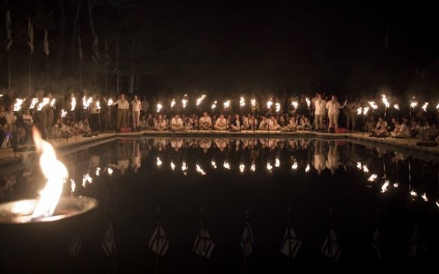 Israël Ron Arad, un petit nouveau dans le mouvement scout déjà déjà bien implanté en Israël. Ici, les scouts israéliens de la tribu de Modiin qui allument des torches pendant une cérémonie d'hommage aux soldats morts au combat, au soir de Yom HaZikaron, au cimetière militaire du mont Herzl à Jérusalem, le 30 avril 2017. (Crédit : Yonatan Sindel/Flash90) Israël Ron Arad, un petit nouveau dans le mouvement scout déjà déjà bien implanté en Israël. Ici, les scouts israéliens de la tribu de Modiin qui allument des torches pendant une cérémonie d'hommage aux soldats morts au combat, au soir de Yom HaZikaron, au cimetière militaire du mont Herzl à Jérusalem, le 30 avril 2017. (Crédit : Yonatan Sindel/Flash90)