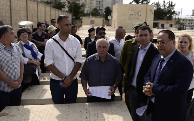 Ayoub Kara, ministre druze du Likud, pendant une cérémonie d'hommage aux soldats ultra-orthodoxes morts au combat, au cimetière de Bnei Brak, pour Yom haZikaron, le 1er mai 2017. (Crédit : Tomer Neuberg/Flash90)