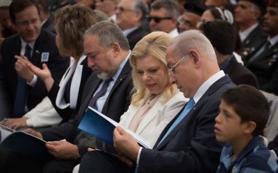 Le Premier ministre Benjamin Netanyahu et son épouse Sara pendant une cérémonie de récompense des soldats à la résidence présidentielle de Jérusalem, pour Yom HaAtsmaout, le 2 mai 2017. (Crédit : Hadas Parush/Flash90)