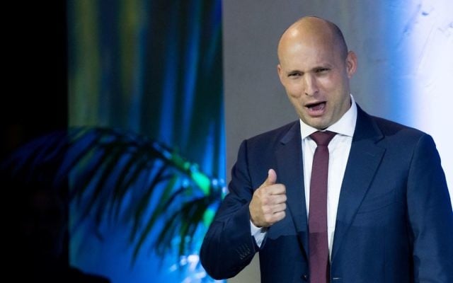 Naftali Bennett, ministre de l'Education, pendant la cérémonie de remise des prix Israël, à Jérusalem, le 2 mai 2017. (Crédit : Yonatan Sindel/Flash90)