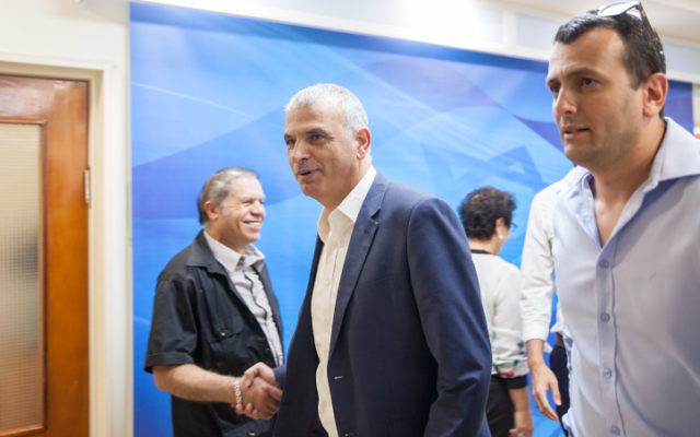 Moshe Kahlon, ministre des Finances, avant la réunion hebdomadaire du cabinet dans les bureaux du Premier ministre à Jérusalem, le 3 mai 2017. (Crédit : Emil Salman/Pool) Moshe Kahlon, ministre des Finances, avant la réunion hebdomadaire du cabinet dans les bureaux du Premier ministre à Jérusalem, le 3 mai 2017. (Crédit : Emil Salman/Pool)