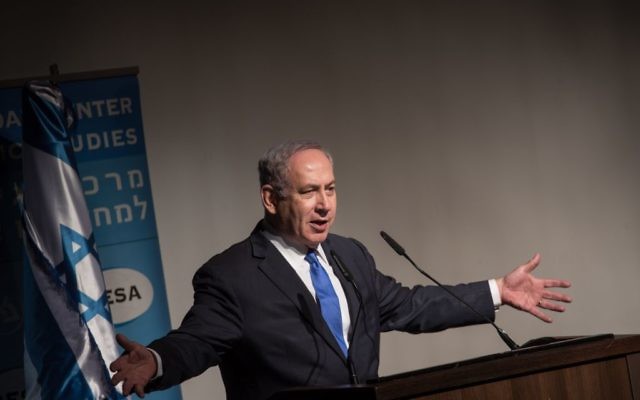 Le Premier ministre Benjamin Netanyahu lors d'un événement commémorant le 40e anniversaire de la révolution du parti du Likud de Menachem Begin en 1977, au Centre du patrimoine Mencahem Begin de Jérusalem, le 4 mai 2017. (Crédit : Hadas Parush/Flash90) Le Premier ministre Benjamin Netanyahu lors d'un événement commémorant le 40e anniversaire de la révolution du parti du Likud de Menachem Begin en 1977, au Centre du patrimoine Mencahem Begin de Jérusalem, le 4 mai 2017. (Crédit : Hadas Parush/Flash90)