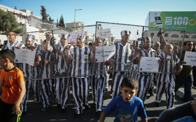 Manifestation de soutien aux prisonniers palestiniens en grève de la faim, à Bethléem, en Cisjordanie, le 4 mai 2017. (Crédit : Flash90)