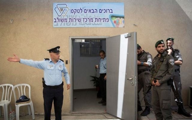 Cérémonie d'ouverture du nouveau poste de police du camp de réfugiés de Shuafat, à Jérusalem Est, le 7 mai 2017. (Crédit : Hadas Parush/Flash90)
