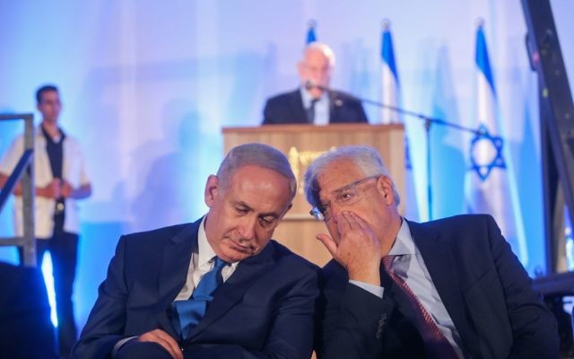 Le Premier ministre Benjamin Netanyahu, à gauche, avec le nouvel ambassadeur des Etats-Unis en Israël, David Friedman, pendant la cérémonie du 50e anniversaire de la réunification de Jérusalem, le 21 mai 2017. (Crédit : Alex Kolomoisky/Pool)
