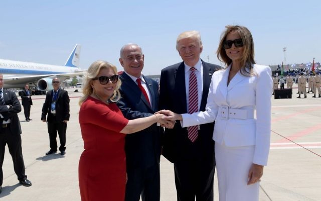 Le président américain Donald Trump, deuxième à droite, et son épouse Melania Trump ,à droite, aux côtés du Premier ministre Benjamin Netanyahu, 2ème à gauche, et de son épouse Sara Netanyahu à l'aéroport Ben Gourion, le 22 mai 2017 (Crédit : Avi Ohayon/GPO) Le président américain Donald Trump, deuxième à droite, et son épouse Melania Trump ,à droite, aux côtés du Premier ministre Benjamin Netanyahu, 2ème à gauche, et de son épouse Sara Netanyahu à l'aéroport Ben Gourion, le 22 mai 2017 (Crédit : Avi Ohayon/GPO)