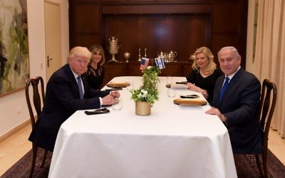Le Premier ministre Benjamin Netanyahu, à droite, et sa femme Sara, reçoivent le président américain Donald Trump et sa femme Melania le 22 mai 2017, à la Résidence du Premier ministre à Jérusalem. (Crédit : Avi Ohayon/GPO)