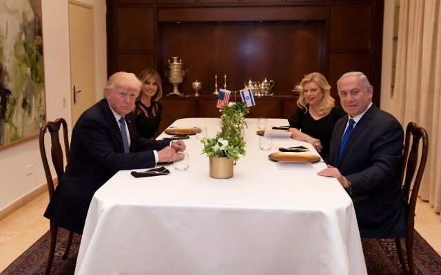 Le Premier ministre Benjamin Netanyahu, à droite, et sa femme Sara, reçoivent le président américain Donald Trump et sa femme Melania le 22 mai 2017, à la Résidence du Premier ministre à Jérusalem. (Crédit : Avi Ohayon/GPO) Le Premier ministre Benjamin Netanyahu, à droite, et sa femme Sara, reçoivent le président américain Donald Trump et sa femme Melania le 22 mai 2017, à la Résidence du Premier ministre à Jérusalem. (Crédit : Avi Ohayon/GPO)