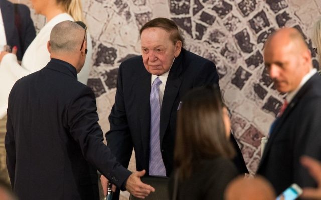 Le milliardaire Sheldon Adelson, au centre, écoutant les derniers discours du président américain Donald Trump et du Premier ministre Benjamin Netanyahu au Musée d'Israël à Jérusalem, le 23 mai 2017. (Crédit : Yonatan Sindel / Flash90) Le milliardaire Sheldon Adelson, au centre, écoutant les derniers discours du président américain Donald Trump et du Premier ministre Benjamin Netanyahu au Musée d'Israël à Jérusalem, le 23 mai 2017. (Crédit : Yonatan Sindel / Flash90)