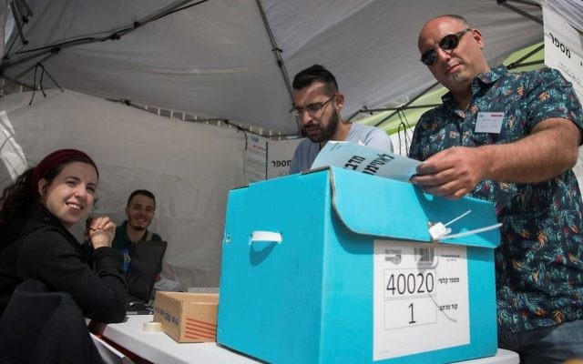 Bureau de vote pour la présidence de la Histadrout à Jérusalem, le 23 mai 2017. (Crédit : Yonatan Sindel/Flash90)