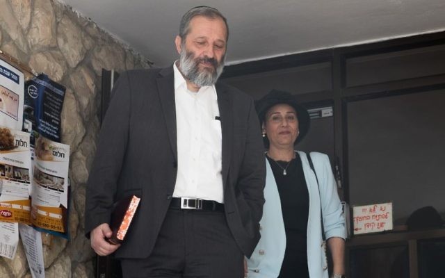 Aryeh Deri, ministre de l'Intérieur, et son épouse Yaffa, devant leur domicile de Jérusalem, le 29 mai 2017. (Crédit : Yonatan Sindel/Flash90)