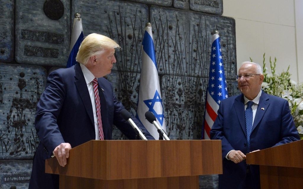 Le président Reuven Rivlin, à droite, et son homologue américain Donald Trump, à la résidence présidentielle de Jérusalem, le 22 mai 2017. (Crédit : Haim Zach/GPO) Le président Reuven Rivlin, à droite, et son homologue américain Donald Trump, à la résidence présidentielle de Jérusalem, le 22 mai 2017. (Crédit : Haim Zach/GPO)