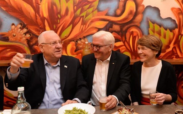 Le président Reuven Rivlin, son homologue allemand Frank-Walter Steinmeier et son épouse, Elke Budenbende, au marché Mahane Yehuda de Jérusalem, le 6 mai 2017. (Crédit : Mark Neiman/GPO)