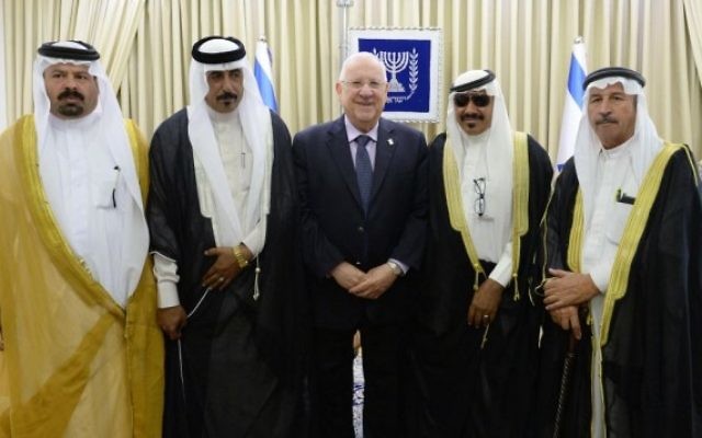 Le président Reuven Rivlin avec une délégation de sheikhs jordaniens, à sa résidence de Jérusalem, le 17 mai 2017. (Crédit : Mark Neiman/GPO) Le président Reuven Rivlin avec une délégation de sheikhs jordaniens, à sa résidence de Jérusalem, le 17 mai 2017. (Crédit : Mark Neiman/GPO)