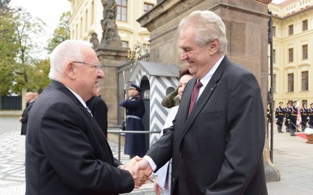 Le président Reuven Rivlin, à gauche, échange une poignée de main avec le président tchèque Milos Zeman durant une visite d'état à Prague. (Crédit : Mark Neyman/GPO) Le président Reuven Rivlin, à gauche, échange une poignée de main avec le président tchèque Milos Zeman durant une visite d'état à Prague. (Crédit : Mark Neyman/GPO)