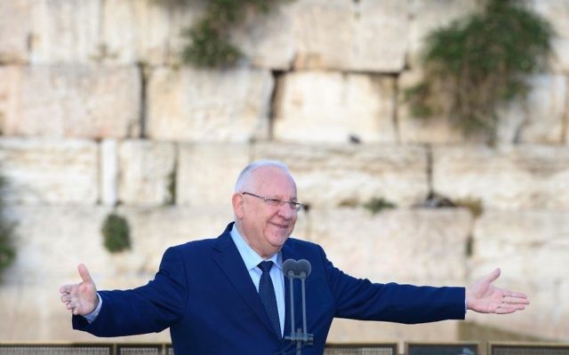 Le président Reuven Rivlin ouvre les célébrations de la Journée de Jérusalem au mur Occidental dans la Vieille ville de Jérusalem (Crédit : Mark Neiman/GPO) Le président Reuven Rivlin ouvre les célébrations de la Journée de Jérusalem au mur Occidental dans la Vieille ville de Jérusalem (Crédit : Mark Neiman/GPO)