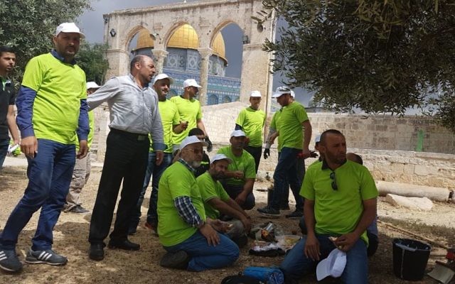 Masud Ghnaim, député de la Liste arabe unie, sur le mont du Temple avec des bénévoles arabes qui préparent la mosquée Al-Aqsa pour le Ramadan, à Jérusalem, le 20 mai 2017. (Crédit : autorisation)