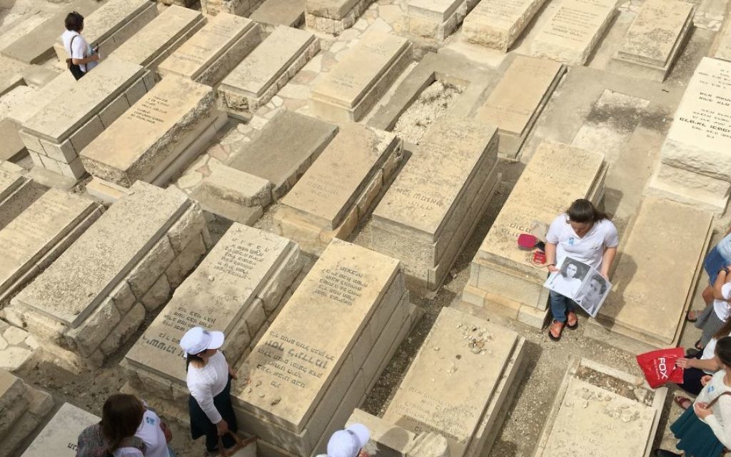 Un groupe de lycéens écoute des histoires sur les soldats israéliens tombés au combat, sur le Mont des Oliviers, durant Yom Hazikaron 2017. (Crédit : Jessica Steinberg/Times of Israel)Mont des Olivi
