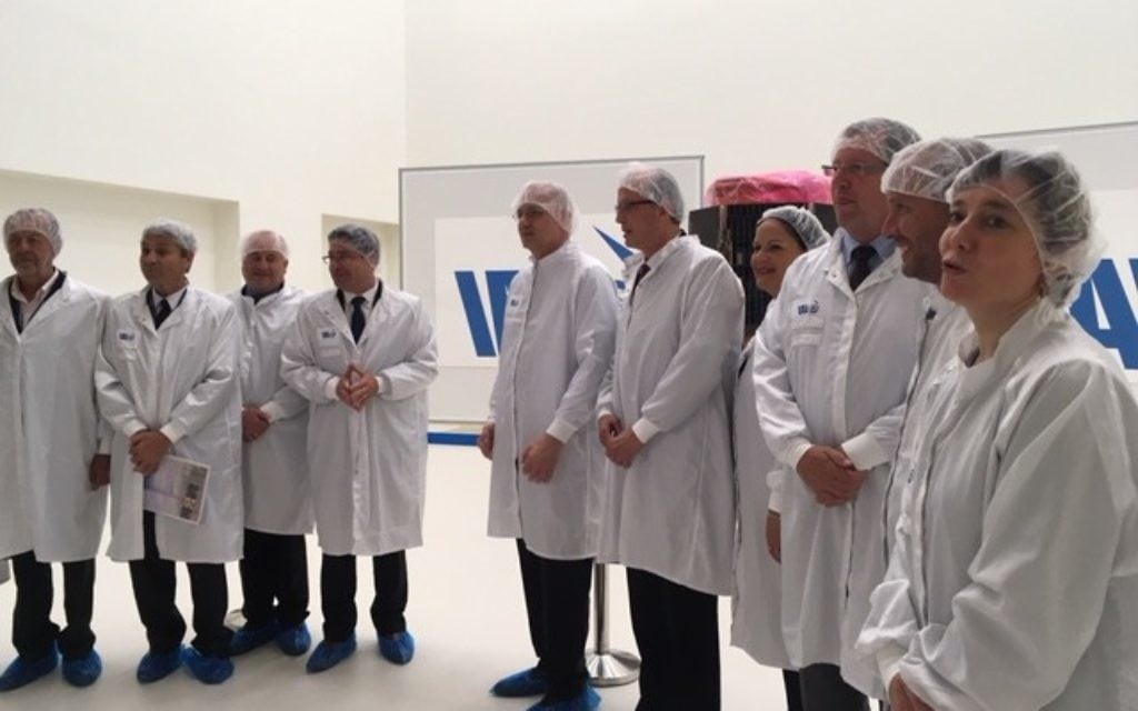 Les équipes françaises et israéliennes enfin réunies, une mois avant la mise en orbite du microsatellite Venus, le 25 mai 2017. (Crédit : Eve Boccara) Les équipes françaises et israéliennes enfin réunies, une mois avant la mise en orbite du microsatellite Venus, le 25 mai 2017. (Crédit : Eve Boccara)