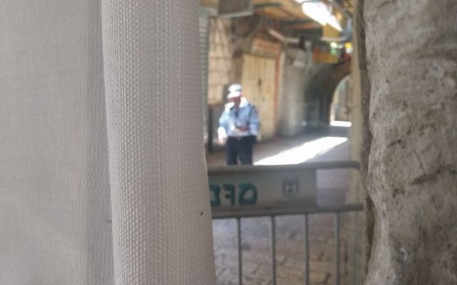 Plus de 10 000 policiers sont déployés pour les 28 heures de la visite de Trump, dont des centaines dans la Vieille Ville de Jérusalem, le 22 mai 2017. (Crédit : Melanie Lidman/Times of Israël) Plus de 10 000 policiers sont déployés pour les 28 heures de la visite de Trump, dont des centaines dans la Vieille Ville de Jérusalem, le 22 mai 2017. (Crédit : Melanie Lidman/Times of Israël)