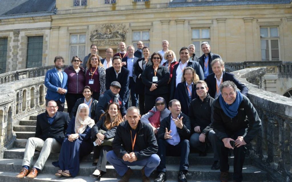 Les chercheurs israéliens, arabes, iraniens et turcs lors d'un rassemblement à Fontainebleau du 28 au 30 avril 2017, en France, pour mettre en place des projets de recherche conjoints  (Crédit : Autorisation)