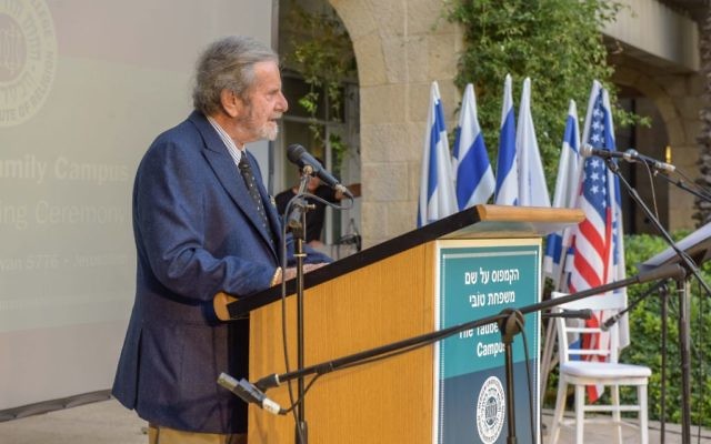 Le philanthrope Tad Taube sur le site du campus de la famille Taube le 29 juin 2016, à l'école rabbinique HUC-JIR de Jérusalem. (Crédit : Avi Hayun)