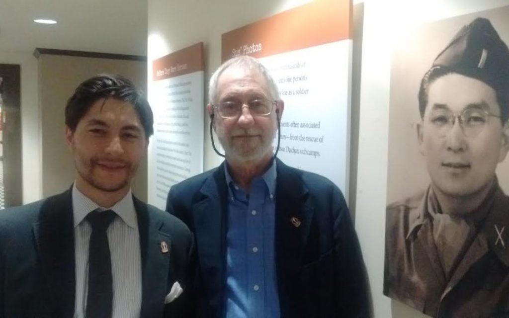Justin Ito-Adler, à gauche, avec son père James et la photo de son grand-père Sus Ito à Harvard. (Crédit : Rich Tenorio/Times of Israel) Justin Ito-Adler, à gauche, avec son père James et la photo de son grand-père Sus Ito à Harvard. (Crédit : Rich Tenorio/Times of Israel)