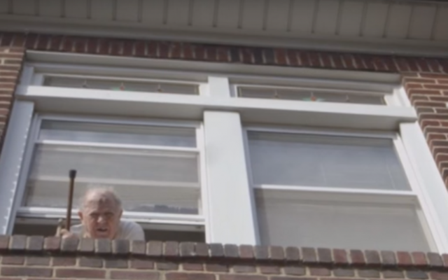 Jakiw Palij, 92 ans, ancien garde d'un camp de concentration nazi, dans sa maison du Queens, à New York. (Crédit : capture d'écran YouTube) Jakiw Palij, 92 ans, ancien garde d'un camp de concentration nazi, dans sa maison du Queens, à New York. (Crédit : capture d'écran YouTube)