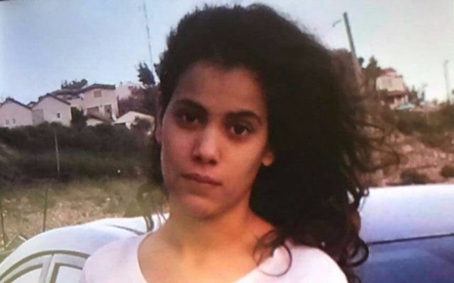 Batel Levi, 16 ans, dont la disparition a été annoncée le 1er mai 2017. Elle portait un pantalon noir et une veste rose. (Crédit : police israélienne)