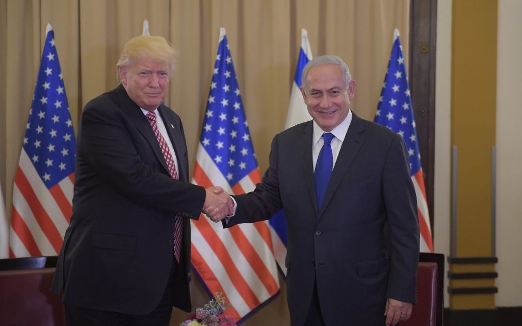 Poignée de main entre le président américain Donald Trump et le Premier ministre israélien Benjamin Netanyahu, à l'hôtel King David, à Jérusalem, le 22 mai 2017. (Crédit : Amos Ben-Gershom/GPO) Poignée de main entre le président américain Donald Trump et le Premier ministre israélien Benjamin Netanyahu, à l'hôtel King David, à Jérusalem, le 22 mai 2017. (Crédit : Amos Ben-Gershom/GPO)