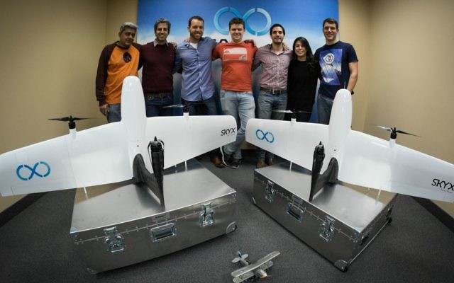 Une partie de l'équipe de SkyX avec les deux premiers modèles d'exportation des drones SkyOne. Le directeur général Didi Horn est le troisième à gauche (Autorisation) Une partie de l'équipe de SkyX avec les deux premiers modèles d'exportation des drones SkyOne. Le directeur général Didi Horn est le troisième à gauche (Autorisation)